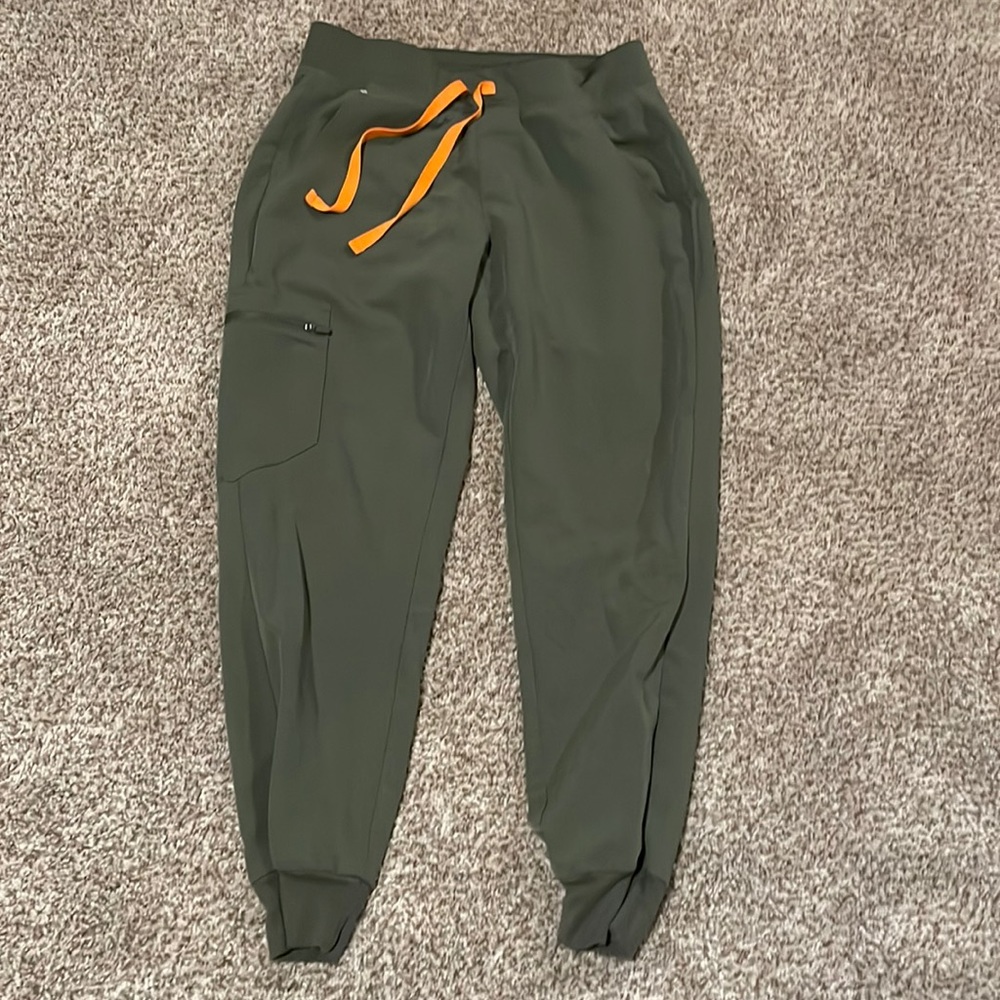 Figs Zamora Jogger. Extra Small-Petite. Moss.